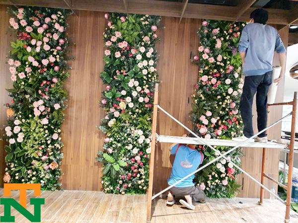 Thi công tường hoa hồng lụa tại nhà hàng buffer Hà Nội