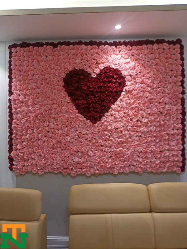 Hình ảnh tường hoa hoa hồng giả trang trí hình trái tim