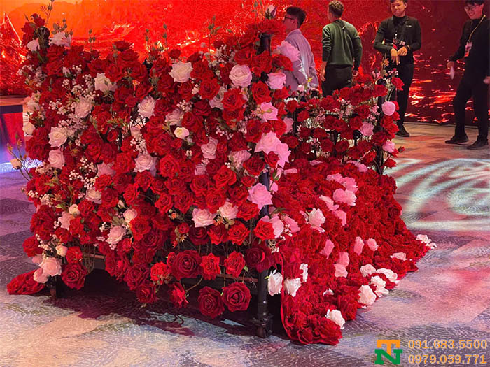 Giường hoa hồng đỏ lãng mạn