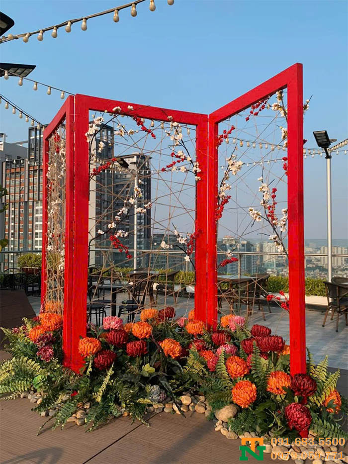 Setup tiệc ngoài trời bằng hoa lụa